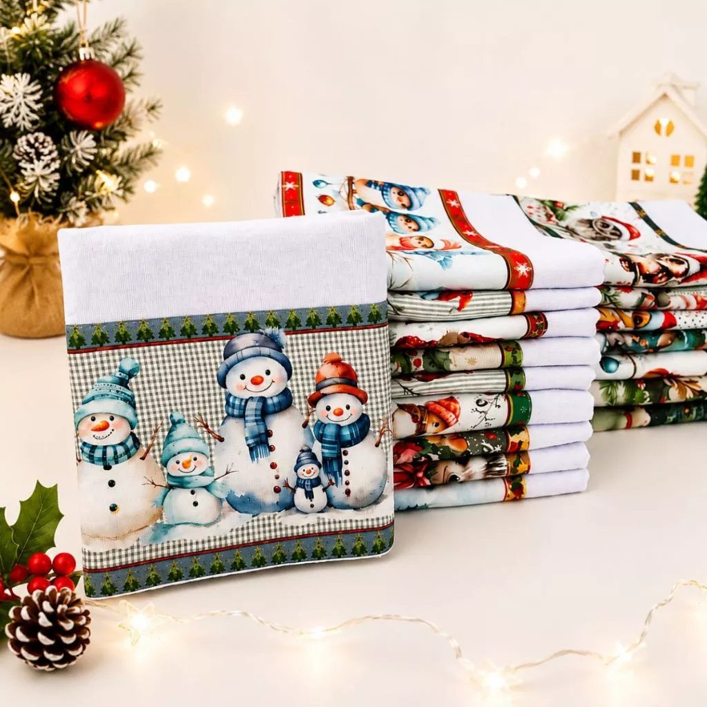 Panos com bonecos de neve e pilha de panos natalinos